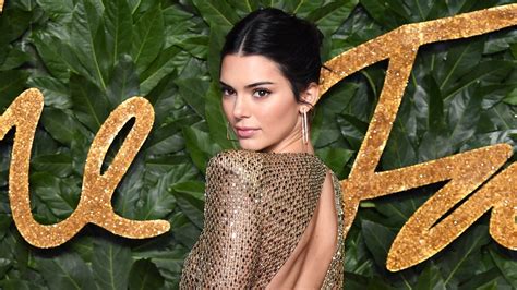 Kendall Jenner poses completely naked as she。